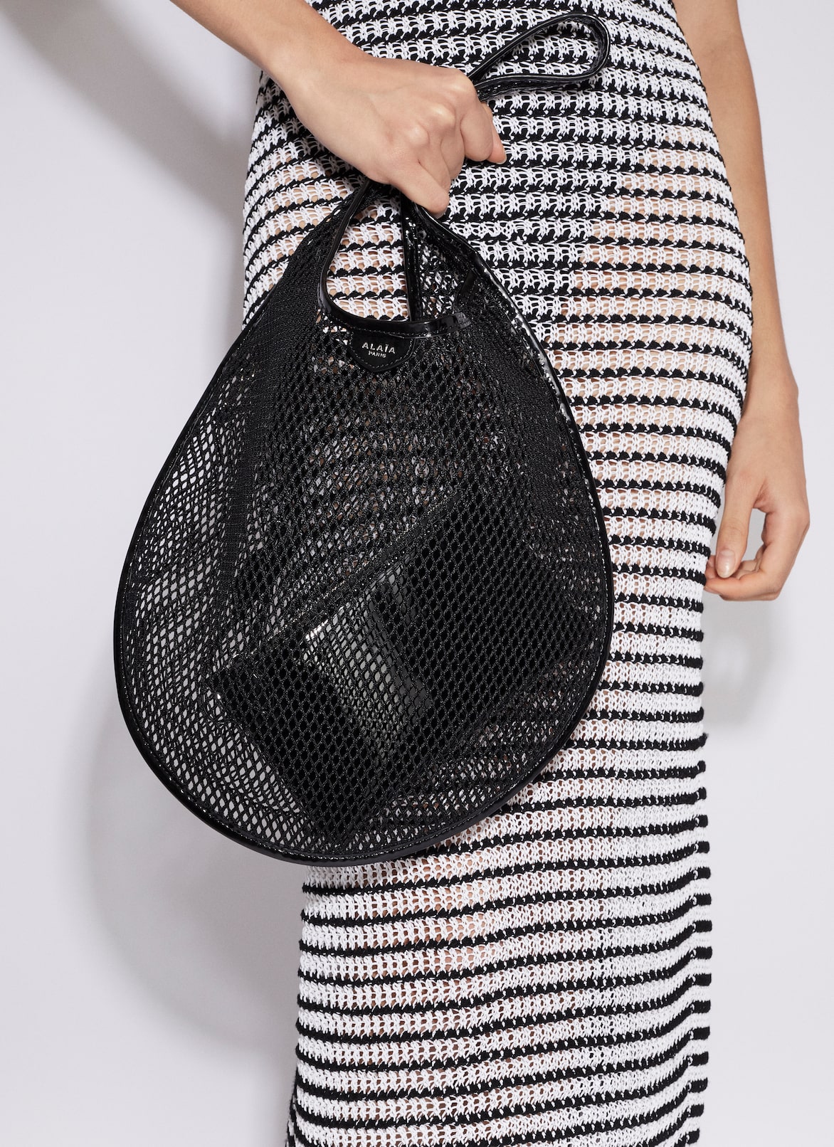 ONE PIECE MEDIUM BAG IN FISHNET ALAÏA BLACK ONE PIECE MEDIUM BAG IN FISHNET